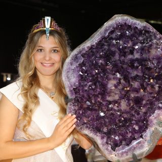 An: 
Königlicher Besuch bei den Edelsteintagen Offenbach 👑💎 Datum: Samstag, 20.09.2025 
Zeit: ca. 11:00–15:30 Uhr 
Ort: Edelsteintage Offenbach -- Stadthalle 
Wir freuen uns riesig auf einen ganz besonderen Tag: Die amtierende 24. Deutsche Edelsteinkönigin Vivian aus Idar-Oberstein wird uns besuchen, die Messe erkunden und Autogrammkarten verteilen. Kommt vorbei und erlebt königliche Glitzerstimmung live! ✨👑 
Kinder bis 14 Jahre haben in Begleitung eines erwachsenen freien Eintritt!
#Edelsteintage #Offenbach #edelsteintageoffenbach #edelsteinkönigin #EdelsteinköniginVivian #veranstaltungenfrankfurt #wasistlosinoffenbach #Autogramme #GlitzerMomente #MesseEvent