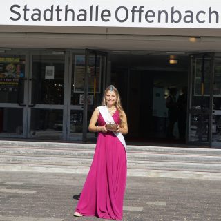 ✨ Impressionen der Edelsteintage Offenbach 2025 ✨
Ein Rückblick auf ein Wochenende voller funkelnder Highlights: faszinierende Mineralien, einzigartiger Schmuck, beeindruckende Fossilien, engagierte Aussteller – und ein Hauch königlicher Eleganz dank der Deutschen Edelsteinkönigin. 💎👑
Danke an alle, die dabei waren!

#EdelsteintageOffenbach #StadthalleOffenbach #Mineralien #Fossilien #Schmuckdesign #MesseMomente #Edelsteine #Edelsteinkönigin #SchätzeDerErde #SchmuckLiebe #Edelsteinenergie #Glanzvoll #Messereview #Steinerevent