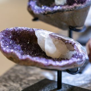 ✨ Edelsteintage Bremen ✨
📍 Messe Bremen - Halle 3
🗓 14. + 15. Februar 2026
Über 60 internationale Aussteller bringen die faszinierende Welt der Edelsteine, Mineralien, Fossilien & Schmuckstücke nach Bremen 💎🌍
Von funkelnden Schätzen bis zu einzigartigen Sammlerstücken – hier gibt es viel zu entdecken!
👧🧒 Kinder bis 14 Jahre haben in Begleitung eines Erwachsenen freien Eintritt 💛
💜 Auf den Fotos: traumhafte Amethyste 💜
Natürlich. Kraftvoll. Einfach wow.
#Edelsteintage #EdelsteintageBremen #Mineralienmesse #MesseBremen #Edelsteine #Amethyst #Mineralien #Fossilien #Schmuck #Kristalle #Geodenknacken #Edelsteinbestimmung #Scheifvorführungen #Familienevent #BremenEvents #Kristalle #Steinliebe