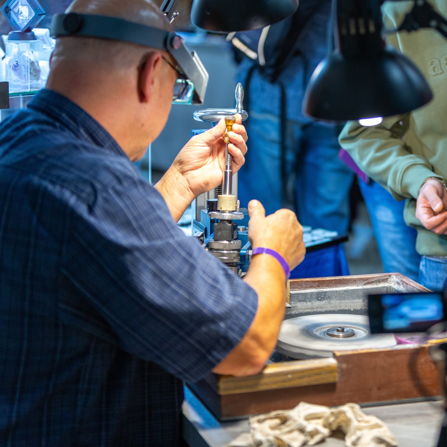 💎 Live-Schleifvorführung auf den Edelsteintagen Bremen 2026 💎
Am 14. & 15. Februar 2026 wird echtes Handwerk lebendig!
Auf den Edelsteintagen Bremen zeigt der Edelsteinschleifer Michael Storr aus Kirschweiler live an seinem Schleifgerät, wie aus einem unscheinbaren Rohstein Schritt für Schritt ein funkelnder, facettierter Edelstein entsteht ✨
Erlebt Präzision, Leidenschaft und jahrhundertealte Handwerkskunst –
🔹 vom ersten Schliff
🔹 bis zum brillanten Ergebnis 💎
Ein echtes Highlight für alle Edelstein-Fans! 😍
#EdelsteintageBremen #Edelsteine #Edelsteinschleifen #Handwerkskunst #LiveVorführung #Facettenschliff #Edelsteinliebe #BremenEvents #Schmuckkunst #RohsteinZuGlanz ✨💎