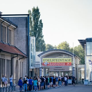 ✨💎 Die Aussteller der Edelsteintage Hannover freuen sich auf euren Besuch💎✨

Am 5. & 6. September öffnet das HCC Hannover wieder seine Türen für alle Fans von Edelsteinen, Mineralien, Fossilien und Schmuck. 🌍✨

👨‍👩‍👧‍👦 Perfekt für die ganze Familie: Kinder bis 14 Jahre erhalten in Begleitung eines Erwachsenen freien Eintritt.

Freut euch auf einzigartige Aussteller, faszinierende Schätze aus aller Welt und spannende Mitmach-Aktionen. Besonders beliebt:
🔹 Geoden knacken
🔹 Live-Schleifvorführungen
🔹 Entdecken, Staunen & Sammeln

Erlebt die faszinierende Welt der Kristalle und Edelsteine hautnah und lasst euch von ihrer Vielfalt begeistern. ✨
#EdelsteintageHannover #Edelsteine #Mineralien #Fossilien #Schmuck #Kristalle #Geoden #Hannover #Edelsteinliebe #Mineraliensammlung #Familienevent #HCCHannover